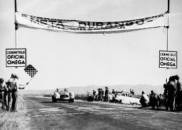 III. Carrera Panamericana Mexico, 1952. John Cooper Fitch und Eugen Geiger auf Mercedes-Benz 300 SL (Startnummer 6) geht durchs Ziel.