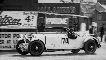 International Tourist Trophy, 1929
Rudolf Caracciola (Startnummer 70) mit einem Mercedes-Benz Typ SS. Caracciola gewinnt in der Klasse bis 8-Liter. Beste Zeit des Tages, Strecken- und Rundenrekord.