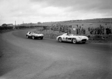 Tourist Trophy Race, Dundrod-Circuit in Nordirland, 17. September 1955
Das Fahrerteam: Juan Manuel Fangio/Karl Kling (Startnummer 9) belegten mit Mercedes-Benz 300 SLR Rennsportwagen W 196 S den zweiten Platz im Rennen. Mit der Startnummer 1: Mike Hawthorn auf Jaguar
