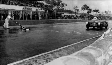 Macao Grand Prix, 1956. Der Sieger Doug Steane (Startnummer 6) auf Mercedes-Benz 190 SL Tourensportwagen, wird abgewunken und geht durchs Ziel.