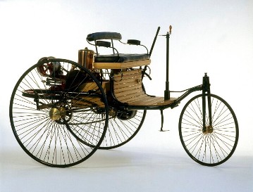 Von Anfang an stellte Carl Benz die Entwicklung des Automobils in den Fokus seiner Arbeit: 
Beim dreirädrigen Benz Patent-Motorwagen aus dem Jahr 1886 sitzen die komplette Antriebseinheit mit Einzylinder-Motor, Riemenvorgelege, Differenzial und Achsantrieb im Heck eines ebenfalls von Grund auf neu konstruierten Stahlrohrrahmens.
Carl Benz ließ sein „Fahrzeug für Gasmotorenbetrieb“ patentieren und entwickelte es zügig weiter.