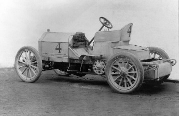 A fire at the Daimler factory in Bad Cannstatt in June 1903 three weeks before the Gordon Bennett Race in Ireland also destroys the 90 hp racing car. In order to take part in the internationally-important race, the Daimler Motoren Gesellschaft (Daimler Motor Company) asks its customers to return three already-delivered 60 hp Mercedes Simplex sports cars. A distinct separation between the car as an everyday form of transport and as an item of sports equipment has not yet become usual in those days. Only the mudguards and every other piece of superfluous ballast are removed for the race in order to reduce weight. Camille Jenatzy wins this prestigious competition with one of these cars, which is given starting position no. 4.