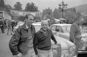 Rallye Baden-Baden vom 26.- 30. September 1962. Eugen Böhringer (Rallye-Europameister von 1962) und Peter Lang vor einem Mercedes-Benz 220 SEb Tourenwagen. Das Team Böhringer / Lang belegte bei dieser Rallye den 2. Platz im Gesamtergebnis.