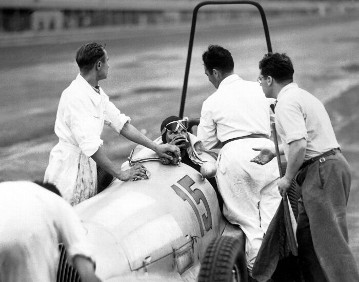 Vanderbilt-Cup, Long Island, 5. Juli 1937. Oberingenieur Rudolf Uhlenhaut (rechts) im Gespräch mit Richard Seaman (Startnummer 15). Er belegte mit dem Mercedes-Benz W 125 den zweiten Platz.