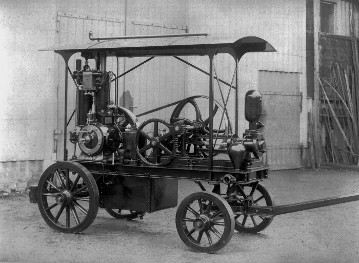 Daimler Pferde-Feuerspritze, ausgestattet mit Einzylinder-Benzinmotor mit 1 PS als Pumpenantrieb, 1888
Anmeldung für eine Feuerspritze mit Motorbetrieb beim Kaiserlichen Patentamt (DRP Nr. 46779): 29. Juli 1888.