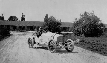 Großer Preis von Frankreich bei Lyon, 04.07.1914. Theodor Pilette am Steuer eines Mercedes 115 PS Grand-Prix-Rennwagen vor der Abfahrt nach Lyon.