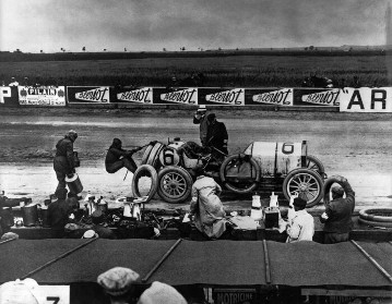 French Grand Prix on the course near Dieppe, July 7, 1908. Tire change for the 120 hp Benz Grand Prix racing car. Victor Héméry clinched second place with this car (Benz also won the regularity prize).