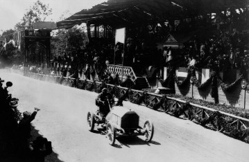 V. Gordon-Bennett-Rennen im Taunus, 17.06.1904. Camille Jenatzy (Startnummer 1) mit einem 90 PS Mercedes-Rennwagen. Jenatzy belegte den 2. Platz im Rennen.