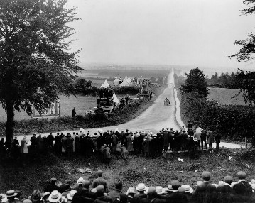 IV. Gordon-Bennett-Rennen in Irland am 2. Juli 1903. Der spätere Sieger Camille Jenatzy auf dem Hügel Moat of Ardscull mit dem Mercedes Simplex 60 PS Rennwagen. Jenatzy legt die 592 Kilometer lange Renndistanz in sechs Stunden und 39 Minuten zurück. IV. Gordon-Bennett-Rennen in Irland am 2. Juli 1903. Der spätere Sieger Camille Jenatzy auf dem Hügel Moat of Ardscull mit dem Mercedes Simplex 60-PS-Rennwagen. Jenatzy legt die 592 Kilometer lange Renndistanz in sechs Stunden und 39 Minuten zurück.