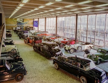 Mercedes-Benz Museum
Im Jahr 1961 entschloß sich die damalige Daimler-Benz AG, ein neues Museumsgebäude zu errichten. Bis zu einer weiteren Neugestaltung im Jahr 1985, waren hier mehr als 3 Millionen Besucher aus aller Welt zu Gast.