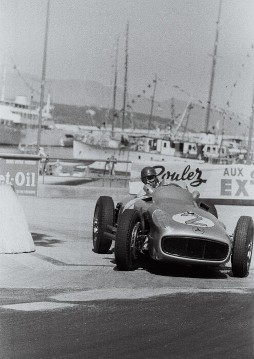 Großer Preis von Monaco (Europa) am 22. Mai 1955
Juan Manuel Fangio mit dem Mercedes-Benz Formel-1-Rennwagen W 196 R Monoposto.