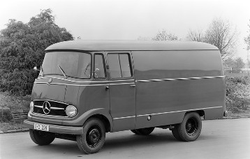 Mercedes-Benz L 319 / L 319 D,
vorgestellt 1955, Produktionsbeginn 1956,
Kastenwagen m. Drehtür - einf. Chromstreifen