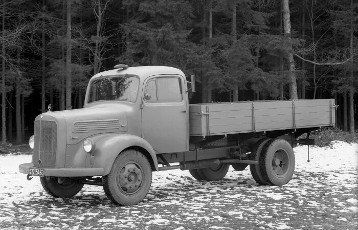 Der neuentwickelte Mercedes-Benz Lastwagen L 3250 Pritschenwagen aus dem Werk Mannheim
1949