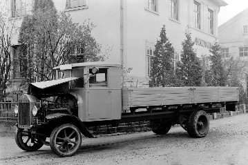 Benz-Gaggenau 5 K 3, Pritschenwagen, 4-Zylinderrohölmotor OB 2 mit 50 PS, Nutzlast 4000 - 5000 kg.
Der erste betriebs- und verwendungsfähige Lastwagen mit Dieselmotor der Welt wurde 1923 gebaut. Der im Bild gezeigte Benz Gaggenau 5 K 3 mit 4-Zylinderrohölmotor OB 2 mit 50 PS bei 1.000 U/min war mehr als 10 Jahre im Betrieb.
