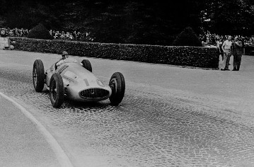 Dreifachsieg beim Großen Preis der Schweiz, 20. August 1939. Erster Platz: Hermann Lang. Zweiter Platz: Rudolf Caracciola. Das Foto zeigt Manfred von Brauchitsch (Startnummer 10) mit seinem Mercedes-Benz W 154 Rennwagen, mit dem er den dritten Platz belegte.