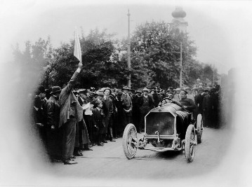 Ries-Bergrennen bei Graz, 21.05.1911. Der spätere Sieger Franz Heim mit einem 200 PS Benz-Rennwagen am Start.