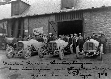 Großer Preis von Frankreich auf dem Rundkurs bei Dieppe, 07.07.1908. Mercedes 140 PS Grand-Prix-Rennwagen. Mercedes-Mannschaft von links gesehen: Willy Pöge (Startnummer 2), Christian Lautenschlager (Startnummer 35) und Otto Salzer (Startnummer 19).