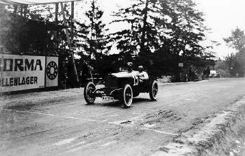 Rund um die Solitude, Mai 1925. Mit Startnummer 15: Otto Merz, der Sieger des Rennens und sein Beifahrer Ernst Hemminger. Bei diesem Rennfahrzeug handelt es sich um den Mercedes 2-Liter Rennwagen mit Kompressor, der bereits bei der Targa Florio 1924 eingesetzt wurde.