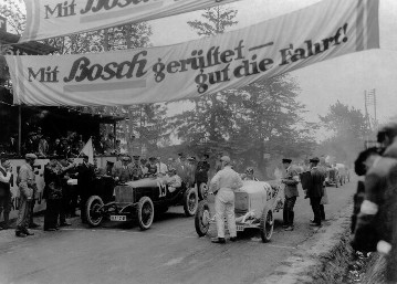 Rund um die Solitude, Mai 1925. An der Startlinie mit Startnummer 14: Karl Sailer. Mit Startnummer 15: Otto Merz, der Sieger des Rennens. Bei den Rennfahrzeugen handelt es sich um den Mercedes 2-Liter Rennwagen mit Kompressor, der bereits bei der Targa Florio 1924 eingesetzt wurde.