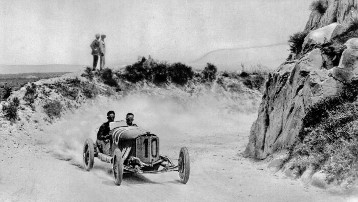 Targa-Florio auf der Madonie-Rundstrecke, 27. April 1924. Der Sieger Christian Werner mit seinem Beifahrer Karl Sailer (Startnummer 10) auf einem 2-Liter Mercedes-Kompressor-Rennwagen.