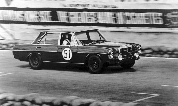 6-Stunden-Rennen in Macao 18. Mai 1969. Erich Waxenberger und Albert Poon (Startnummer 51) gewinnen das Sechsstundenrennen von Macao mit einem Mercedes-Benz 300 SEL 6.3.