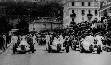 Start zum Großen Preis von Monaco, 22. April 1935. Drei Mercedes-Benz Formel-Rennwagen W 25 in der ersten Startreihe. Startnummer 4 - Luigi Fagioli, der Sieger des Rennens. Startnummer 6 - Manfred von Brauchitsch. Startnummer 2 - Rudolf Caracciola.