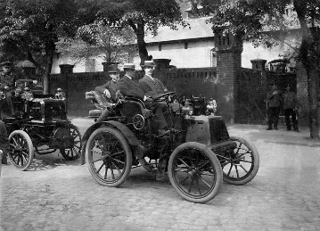 Going for a drive with a Daimler Phoenix car (Berlin-Marienfelde) at about 1900.