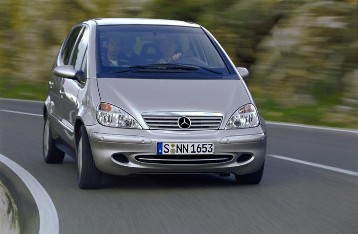 Mercedes-Benz A 190 lang, Baureihe 168, Version 2001, Polarsilber metallic (761), Stoff Schiefergrau (678). Bei der Ausstattungslinie AVANTGARDE ist der Kühlergrill in Silber lackiert. Die Seitenschutzleisten, die Türgriffe mit Chromeinlage und die Außenspiegelgehäuse sind in Wagenfarbe ausgeführt. Die Heckleuchten sind bichromatisch dunkel, die Auspuffblende besteht aus Edelstahl. Leichtmetallräder im 5-Loch-Design. Sonderausstattungen: Lamellenschiebedach (Code 417), PARKTRONIC (220).