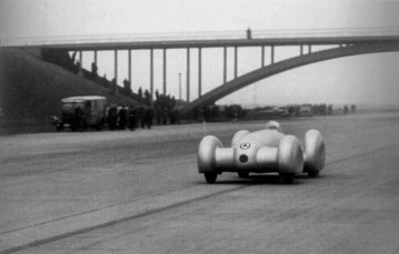 Record-breaking attempts on the Dessau-Bitterfeld autobahn, 1939. Rudolf Caracciola in the Mercedes-Benz 12-cylinder W 154 record-breaking car with free-standing wheels.