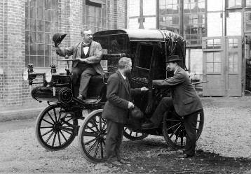 Daimler Riemenwagen Viktoria mit den Herren Möwes, Wilhelm Bauer und Paul Daimler (von links), um 1897. Das Bild ist vermtulich auf dem Fabrikhof der Cannstatter Fabrik entstanden.