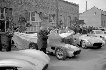 Celebration at the Untertürkheim plant to round off the Formula One racing season on October 24 1955. From left: Mercedes-Benz Formula One racing car (W 196 R) with streamlined body, monoposto and 300 SLR racing sports car (W 196 S).
