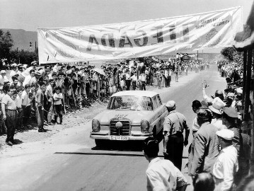 Argentinean Grand Prix for touring cars 1961: The driver pairing Hans Herrmann/Rainer Günzler (number 527) in a Mercedes-Benz 220 SE arriving in Catamarca, the destination of the third stage.
