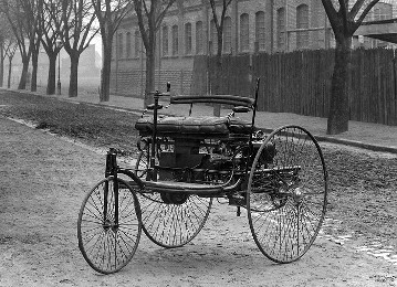 Benz Patent-Motorwagen, Modell 1, 0,75 km
1886 - Karl Benz meldet sein dreirädriges „Fahrzeug mit Gasmotorenbetrieb“ zum Patent an. Der Benz Patent-Motorwagen ist das erste Automobil der Welt und das deutsche Patent DRP Nr. 37435 gilt als seine Geburtsurkunde. Die Serienproduktion einer verbesserten Ausführung beginnt 1888.