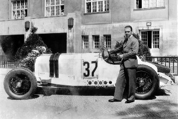 Rudolf Caracciola an der Niederlassung Salzufer der Daimler-Benz AG in Berlin-Charlottenburg. Rudolf Caracciola gewinnt mit einem Mercedes-Benz SSKL Rennsportwagen (Startnummer 37) das Avus-Rennen in Berlin, 02.08.1931.