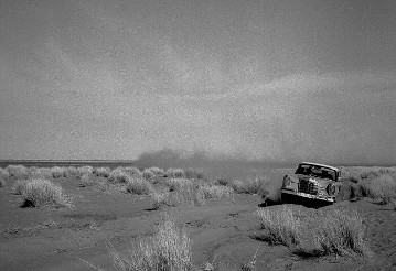 Rallye Algier-Zentralafrika, 1961. Das Team Hermann Bartscherer / Hans-Heinz Heppekhausen auf Mercedes-Benz 220 SE - Startnummer 18 (Amtliches Kennzeichen S-JX 190), kämpft mit der tückischen Piste in der Sahara.