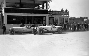 Eröffnungsrennen auf dem Nürburgring im Jahr 1927. Startvorbereitungen - Mercedes-Benz Typ S. 
Mit Startnummer 1: Rudolf Caracciola, dahinter Adolf Rosenberger. 
Caracciola gewann das Rennen, Rosenberger belegte Platz zwei in der Kategorie der Sportwagen über 5-Liter.