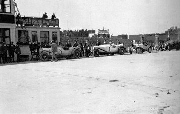 Eröffnungsrennen auf dem Nürburgring im Jahr 1927. Startvorbereitungen - Mercedes-Benz Typ S. 
Startnummer 1: Rudolf Caracciola. 
Startnummer 2: Adolf Rosenberger. 
Sieger Caracciola, zweiter Platz  Rosenberger in der Kategorie der Sportwagen über 5-Liter.