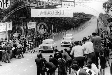 Argentinean Grand Prix for touring cars 1964:
The women's team Ewy Baronin von Korff-Rosqvist and Eva-Maria Falk with start number 609 in a Mercedes-Benz 300 SE is waved away, second stage victory.