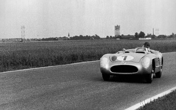 Großer Preis von Schweden, Kristianstad, 07.08.1955. Der Sieger Juan Manuel Fangio (Startnummer 1) mit einem Mercedes-Benz Rennsportwagen 300 SLR (W 196 S)
