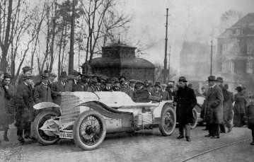 Triumph at the supercharged car's world premiere 
Daimler-Motor-Gesellschaft (DMG) was the world's first motor manufacturer to enter a car with supercharged engine in motor sport. In the 1922 "Targa Florio" on the island of Sicily, company driver Max Sailer took First place in the category of touring cars with displace­ments above 4.5 litres. He achieved his winning time of 7 hours, 12 minutes and 8 seconds driving a 7.2 litre-six-cylinder 28/95 model with an output of 140 hp. The photograph shows Max Sailer and his co-driver before the start of the race.