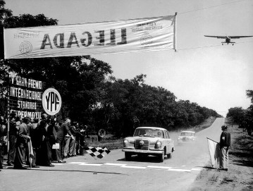 Großer Straßenpreis von Argentinien, 26. Oktober - 5. November 1961. Doppelsieg auf Mercedes-Benz 220 SE Tourenwagen. Das Team Hans Herrmann/Rainer Günzler (Startnummer 527), gefolgt von Walter Schock/Manfred Schiek (Startnummer 505). Nach 4445-km langer Fahrt gehen die beiden Siegermannschaften Schock/Schiek und Hermann/Günzler in Arrecifes in ganz kurzem Abstand über die Ziellinie. Hans Herrmann gewann die letzte Etappe. Sieger im Gesamtklassement war Walter Schock.