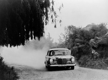 Großer Straßenpreis von Argentinien für Tourenwagen, 1964. Hans Herrmann und Manfred Schiek (Startnummer 607) mit einem Mercedes-Benz 300 SE in der ersten Etappe von Pilar nach Villa Carlos-Paz. Das Fahrerteam Herrmann / Schiek hatte Pech. Als sie nach der 6. Etappe durchs Ziel gingen, fehlten ihnen genau 27 Sekunden zur Wertung.