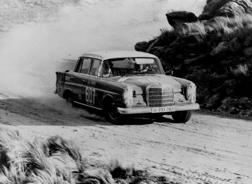Großer Straßenpreis von Argentinien für Tourenwagen, 1964. Hans Herrmann und Manfred Schiek (Startnummer 607) mit einem Mercedes-Benz 300 SE im wild zerklüfteten argentinischen Hochland. Das Fahrerteam Herrmann / Schiek hatte Pech. Als sie nach der 6. Etappe durchs Ziel gingen, fehlten ihnen genau 27 Sekunden zur Wertung.