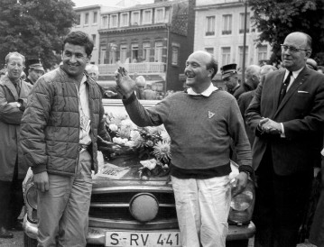 Rallye Spa - Sofia - Lüttich, 1963. Die späteren Sieger Eugen Böhringer und Klaus Kaiser mit ihrem Mercedes-Benz 230 SL (Startnummer 39).