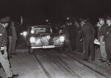 Großer Straßenpreis von Argentinien für Tourenwagen, 28. Oktober - 7. November 1964. Hans Herrmann und Manfred Schiek (Startnummer 607) starten mit einem Mercedes-Benz 300 SE, in der ersten Etappe von Pilar nach Villa Carlos-Paz. Das Fahrerteam Herrmann / Schiek hatte Pech. Als sie nach der 6. Etappe durchs Ziel gingen, fehlten ihnen genau 27 Sekunden zur Wertung.