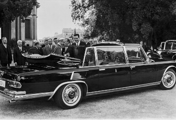 The 600 Pullman Landaulet that is specially manufactured by Mercedes-Benz for the Vatican gains particular fame. Hermann Josef Abs, Chairman of the Supervisory Board of Daimler-Benz AG, General Manager Walter Hitzinger, and Executive Board members Fritz Nallinger and Arnold Wychodil, along with Director Karl Wilfert and other employees from the Mercedes-Benz plant, present the vehicle to Pope Paul VI in 1965.