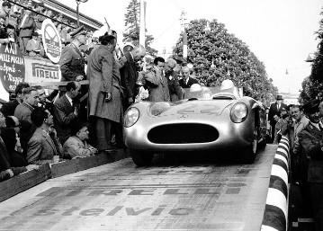 Mille Miglia (Brescia/Italien), 1. Mai 1955. Die späteren Sieger Stirling Moss und Denis Jenkinson (Startnummer 722) mit Mercedes-Benz Rennsportwagen 300 SLR auf der Startrampe.