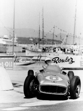 Mercedes-Benz enters the 1955 season with the improved Grand Prix car and the 300 SLR racing sports car (W 196 S). In addition to world champion Juan Manuel Fangio, Neubauer brings the British Stirling Moss to the team as the second star, in action here at the Monaco Grand Prix. This race is the first time the W 196 R with a short wheelbase is at the start. Because there is not enough room between the radiator and the engine, the short formula car has brake drums on the outside instead of the inner drums of the larger cars.