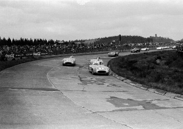 XVIII. Internationales ADAC Eifelrennen auf dem Nürburgring, 29. Mai 1955. Drei Mercedes-Benz Rennsportwagen 300 SLR. Mit der Startnummer 1 - dem späteren Sieger Juan Manuel Fangio, dahinter mit Startnummer 2 - Karl Kling (4. Platz), daneben die Startnummer 3 - Stirling Moss (2. Platz).