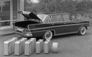 Mercedes-Benz 300 SE W 112
with spacious trunk for large luggage (6-piece suitcase set)
1961 - 1965